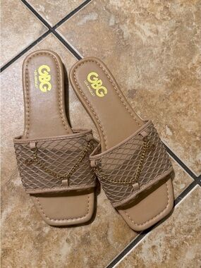 GBG Los Angeles Taupe Quilted Slide Sandals with Gold Chain 6.5